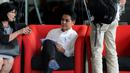 Dirut PT Pupuk Indonesia Holding Company Aas Asikin Idat (tengah) usai menjalani pemeriksaan di Gedung KPK, Jakarta, Selasa (14/5/2019). Aas diperiksa untuk tersangka Marketing Manager PT Humpuss Transportasi Kimia Asty Winasti dalam kasus dugaan suap bidang pelayaran. (merdeka.com/Dwi Narwoko)