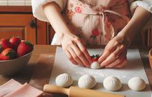 6 Resep Mochi Stroberi yang Segar, Lumer, dan Kenyal Bikin Ketagihan