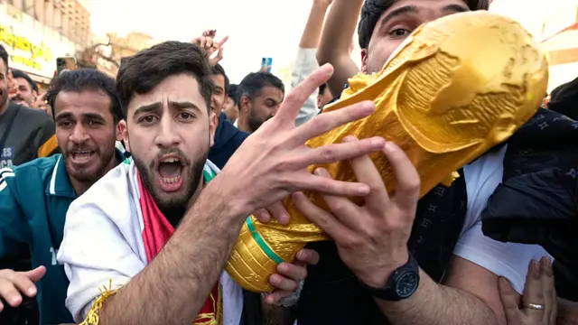 Foto: Warga Tumpah Ruah di Jalanan Rayakan Keberhasilan Timnas Irak Lolos ke Piala Dunia