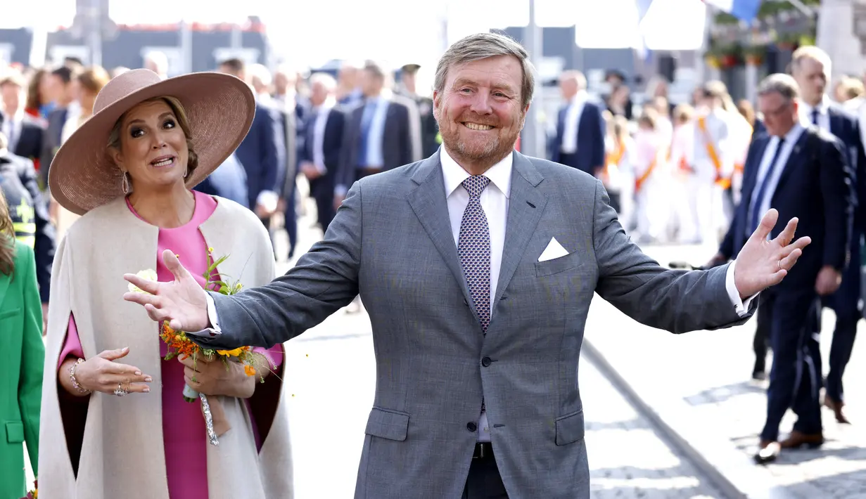 <p>Raja Belanda Willem-Alexander (kanan) dan Ratu Maxima saat menghadiri perayaan Hari Raja di Maastricht, Belanda, Rabu (27/4/2022). Setelah dua tahun hening karena pandemi COVID-19, Belanda kembali merayakan Hari Raja seperti biasa. (Marcel van Hoorn/ANP/AFP)</p>