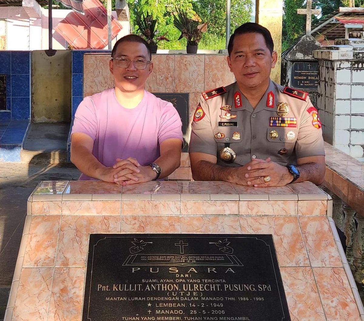 Brigjen Polisi Christ Reinhard Pusung terlihat berfoto di belakang sebuah pusara makam. Tidak sendiri, Ia berfoto bersama Piet Hein Pusung. Rupanya, itu merupakan tempat peristirahatan terakhir sang ayah. <br>