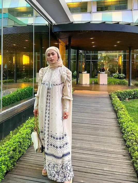 Penampilan Selvi Kitty yang berbeda ini membuat netizen pangling. Banyak yang memujinya cantik dan mendoakannya agar segera berhijab. (Instagram/selvikitty).