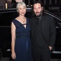 Aktor Keanu Reeves bersama Alexandra Grant menghadiri  LACMA Art + Film di Los Angeles, 2 November 2019. Keanu Reeves mengenakan setelas jas berwarna hitam, sedangkan sang kekasih mengenakan gaun biru tua dnegan potongan kerah bentuk V. (Presley Ann/Getty Images for Audi/AFP)