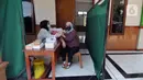 Warga Kelurahan Serua mendapatkan suntikan pertama vaksin COVID-19 Sinovac di musala Pesantren Nurul Hidayah, Serua, Kota Depok, Jawa Barat, Rabu (22/9/2021). Kegiatan Vaksinasi Merdeka ini dalam rangka menyukseskan program vaksinasi nasional. (merdeka.com/Arie Basuki)
