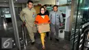 Petugas mengantar Dewie Yasin Limpo usai mengurus administrasi pindah rutan KPK ke Rutan Pondok Bambu di KPK, Jakarta, Kamis (22/10). Dewie ditahan terkait dugaan suap proyek PLTMH Papua. (Liputan6.com/Helmi Afandi)