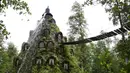 Bila Anda ingin menginap di sebuah tempat dengan suasana alam yang alami dan cantik, mampir ke Chili saja. Di sana terdapat hotel dengan konsep unik dan alami bernama Pondok Magic Mountain. Sensasi hidup layaknya hobit bakal terasa kental.(stayquirky.com)