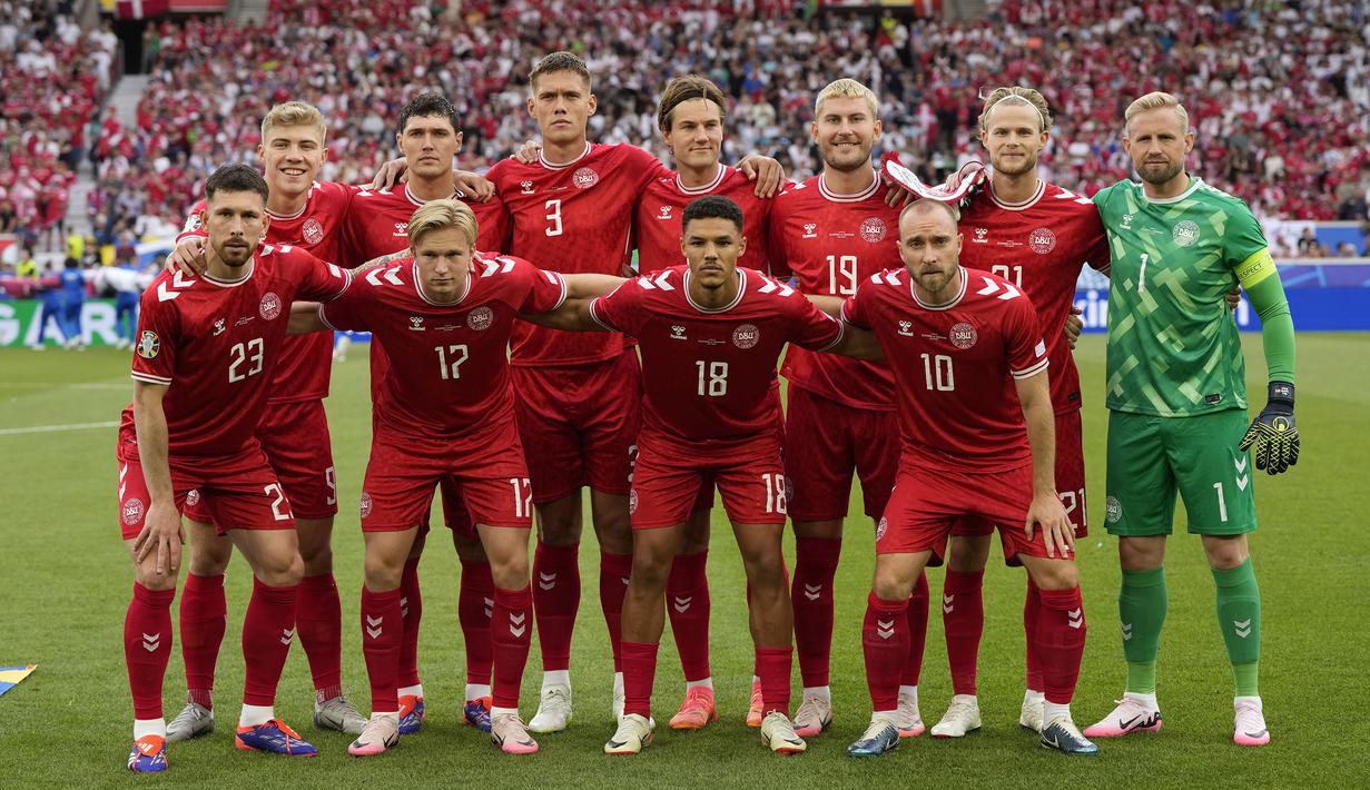 Para pemain starting XI Timnas Denmark berfoto bersama jelang dimulainya laga Grup C Euro 2024 menghadapi Timnas Slovenia di MHPArena, Stuttgart, Jerman, Minggu (16/6/2024). (AP Photo/Antonio Calanni)