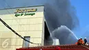 Petugas pemadam kebakaran berusaha memadamkan api di gedung Hotel dan Spa Fortune, Jakarta, Rabu (20/4/2016). Suku Dinas Pemadam Kebakaran (Sudin Damkar) Jakarta Pusat langsung mengerahkan 21 unit mobil damkar untuk menjinakkan api (Liputan6.com/Istimewa)