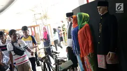 Pengunjung melihat-lihat sepeda onthel yang dipajang di Museum Betawi, kawasan Setu Babakan, Jakarta, Minggu (23/6/2019). Dalam rangka perayaan HUT ke-492 Jakarta beragam acara kebudayaan khas betawi digelar di kawasan Setu Babakan, Jakarta. (Liputan6.com/Helmi Fithriansyah)