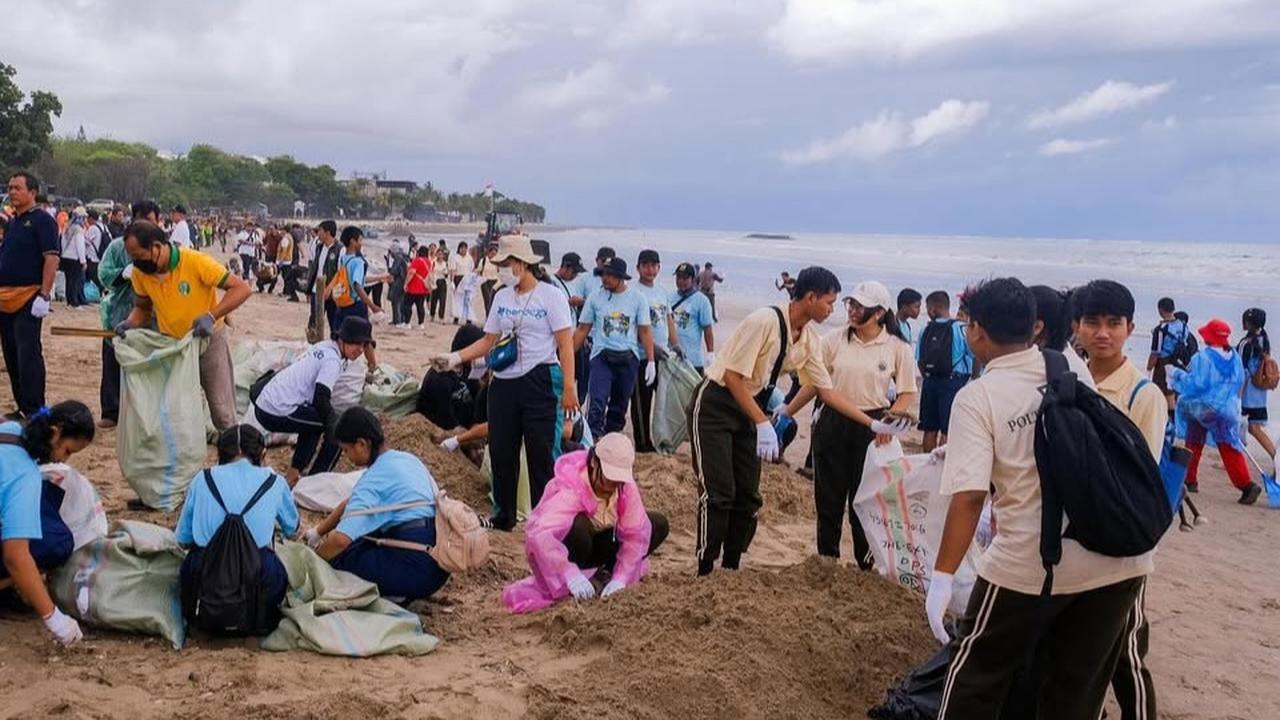 Pantai Bali Kotor karena Kiriman Sampah Plastik, Aksi Bersih-bersih Jadi Sorotan Dunia