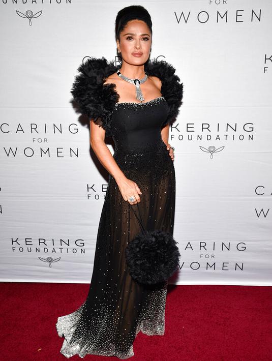 Salma Hayek Pinault menghadiri The Kering Foundation's Caring for Women Dinner di The Pool, New York, Amerika Serikat, 15 September 2022. Aktris berusia 56 tahun itu berpakaian formal untuk acara tersebut. (Photo by Evan Agostini/Invision/AP)