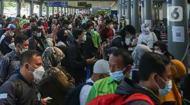 Kepadatan calon penumpang yang akan memasuki peron Stasiun Pasar Senen di Jakarta, Jumat (8/7/2022). Dua hari menjelang Idul adha 2022, jumlah penumpang kereta api jarak jauh meningkat dua kali lipat di Stasiun Pasar Senen dengan jumlah 14.470 penumpang dari 24 jadwal keberangkatan KA. (Liputan6.com/Herman Zakharia)