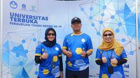 Ki-ka: Manager Bank BTN KC. Ciputat, Shesharina Ayu Wulandini, Rektor Universitas Terbuka, Ojat Darojat, Dekan Fakultas Sains dan Teknologi UT yang juga Ketua Disporseni Nasional UT 2023 di acara Opening Ceremony Lomba Basket Tingkat SMA/SMK/Sederajat, Senin (14/8).