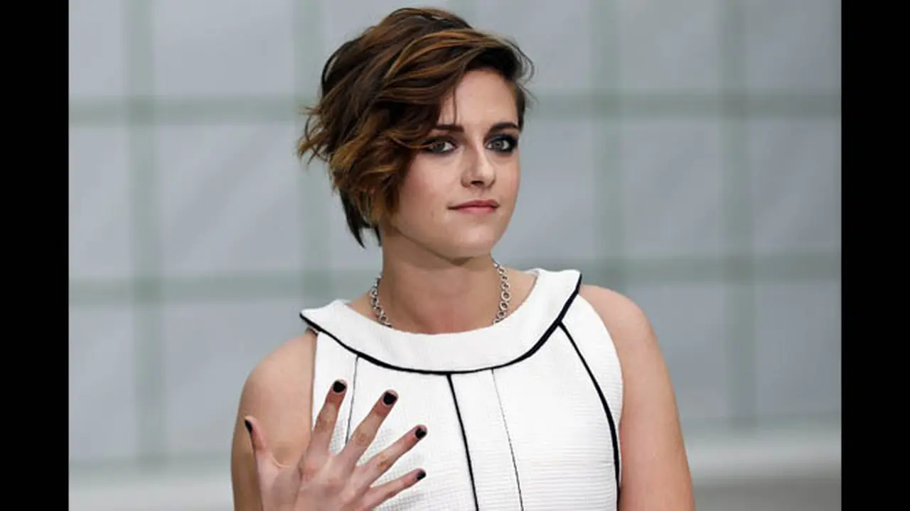 Kristen Stewart Tampil Feminin di Paris Fashion Week
