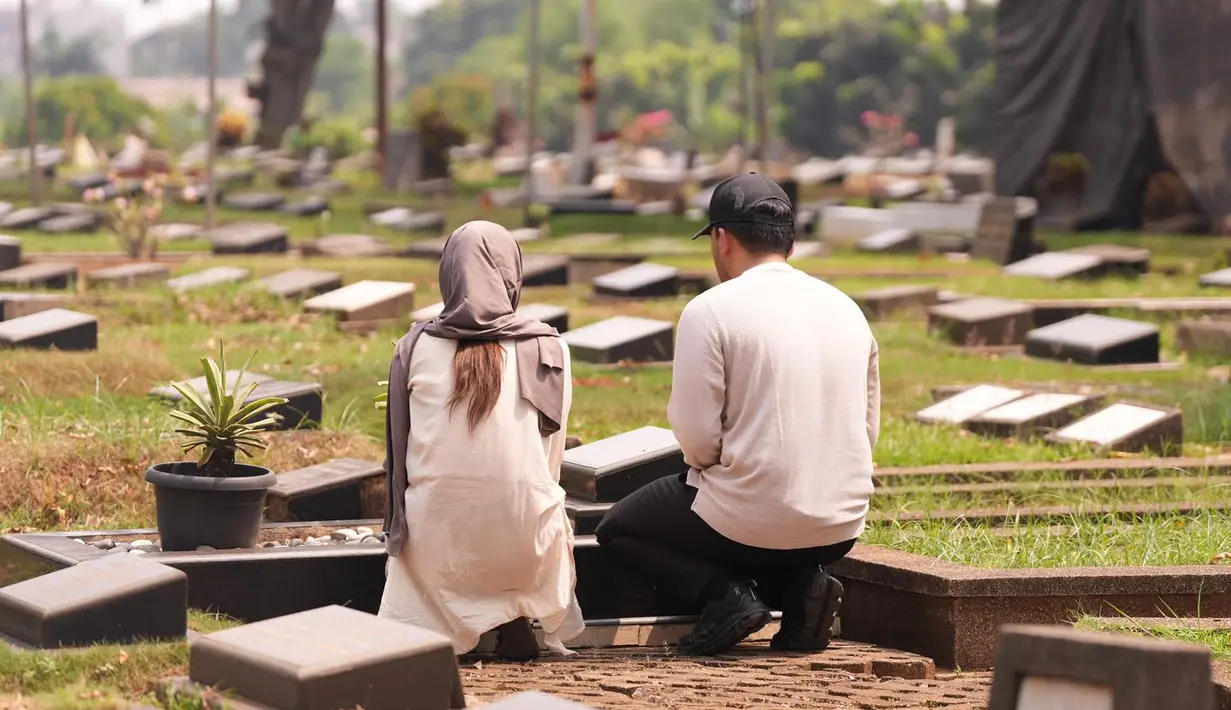 "Assalamualaikum om adjie, thoriq ingin minta izin untuk menikahi putri om, namanya sudah tertulis di dalam hati om, tapi belum tertulis di atas buku nikah, semoga segala prosesnya dilancarkan dan selalu dalam lindunganNYA," tulis Thariq sebagai caption.