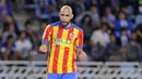 Striker Valencia, Simone Zaza, melakukan selebrasi usai mencetak gol ke gawang Real Sociedad pada laga La Liga di Stadion Anoeta, Minggu (24/9/2017). Valencia menang 3-2 atas Real Sociedad. (AFP/Ander Gillenea)