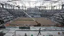 Aktivitas pekerja saat menyelesaikan proyek pembangunan Jakarta International Stadium (JIS) di Papanggo, Jakarta Utara, Selasa (2/9/2021). PT Jakpro mencatat realisasi pembangunan stadion yang diproyeksikan berkapasitas 82.000 penonton itu telah mencapai 71 persen. (merdeka.com/Iqbal S. Nugroho)