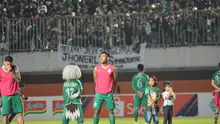 Asraq Gufran menyanyikan anthem PSS Sleman 'Sampai Kau Bisa' setelah pertandingan melawan Persebaya Surabaya pada Shopee Liga 1 pekan kedelapan, Sabtu (13/7/2019) di Stadion Maguwoharjo, Sleman, Yogyakarta.