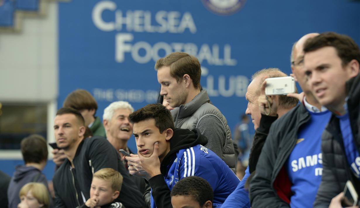 Fans Chlesea terlihat sedih usai timnya kalah pada lanjutan Liga Premier Inggris di Stamford Bridge, Sabtu (3/10/2015). Chelsea kalah 1-3. EPA / Will Oliver 