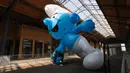 Sejumlah staf menyiapkan balon Smurf saat hari pembukaan Festival Komik Setrip Brussel di Gare Maritime of Tour & Taxis di Brussel, Belgia, pada 11 September 2020. Akibat dampak COVID-19, jumlah peserta pameran dan pengunjung di festival itu mengalami penurunan tahun ini. (Xinhua/Zheng Huansong)