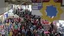Pengunjung memadati pusat perbelanjaan Blok B Pasar Tanah Abang, Jakarta, Minggu (28/6). Memasuki pertengahan Ramadan, pusat perbelanjaan di Ibukota mulai dipadati warga yang ingin membeli kebutuhan Lebaran. (Liputan6.com/Faizal Fanani)