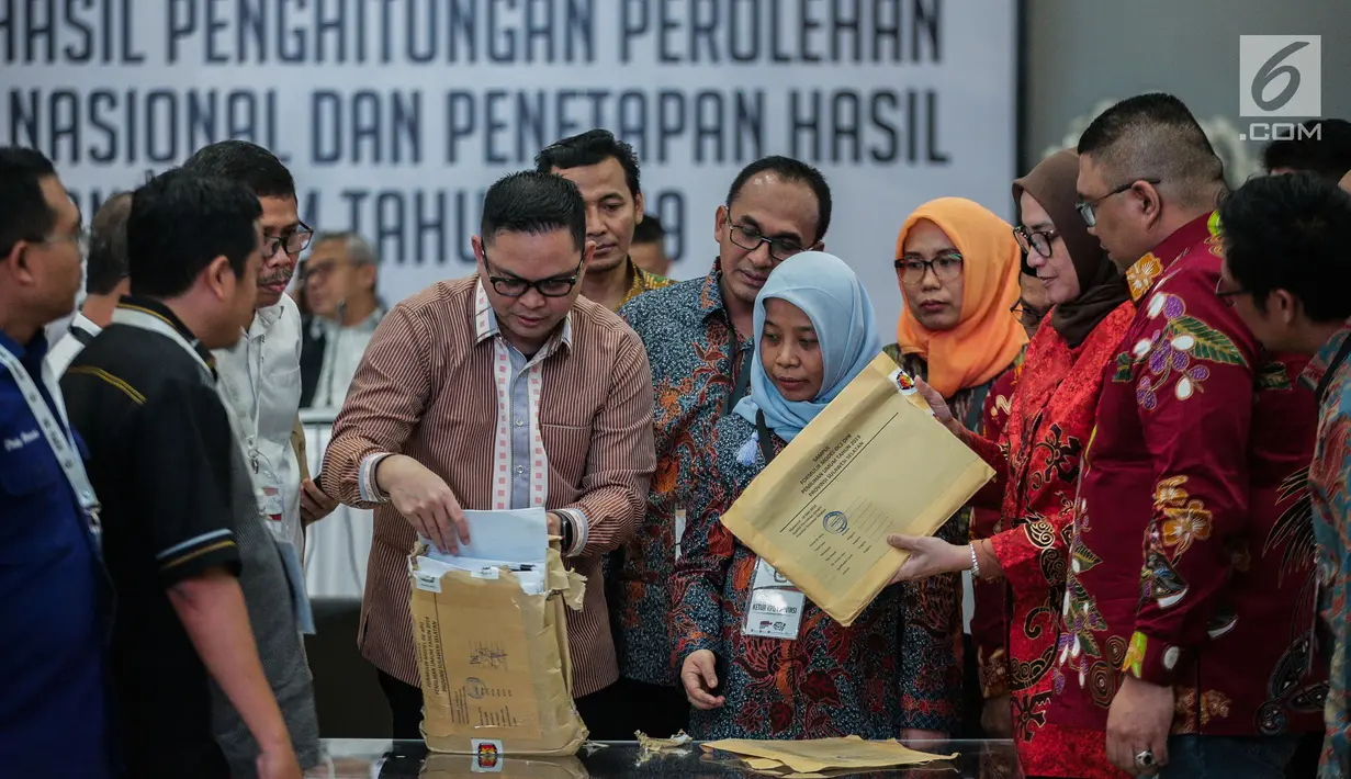 Komisioner KPU Viryan Azis saat proses Rekapitulasi Hasil Penghitungan Perolehan Suara Tingkat Nasional dan Penetapan Hasil Pemilihan Umum Tahun 2019 di Jakarta, Minggu (19/5/2019). Rekapitulasi menetapkan perolehan suara dari Sulawesi Selatan dan PPLN Kuala Lumpur. (Liputan6.com/Faizal Fanani)