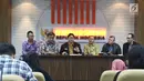 Anggota Ombudsman Dadan Suparjo (ketiga kiri) memberikan penjelasan kepada wartawan terkait penerimaan pengaduan dari beberapa perusahaan teknologi finansial alias financial technology(fintech) pinjaman di Jakarta, Jumat (8/3). (Liputan6.com/Angga Yuniar)