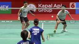Pebulutangkis ganda putri Indonesia, Apriyani Rahayu/Siti Fadia Silva Ramadhanti saat melawan Yuki Fukushima/Sayaka Hirota dari Jepang dalam babak perempatfinal Indonesia Open 2023 di Istora Senayan, Jakarta, Jumat (16/6/2023). (Liputan6.com/Herman Zakharia)