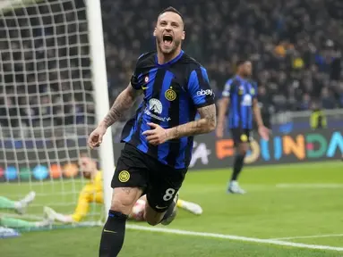 Pemain Inter Milan, Marko Arnautovic, melakukan selebrasi setelah mencetak gol ke gawang Atletico Madrid dalam duel leg pertama babak 16 besar Liga Champions di Stadion Giuseppe Meazza, Rabu (21/2/2024). Inter menang dengan skor tipis 1-0. (AP Photo/Luca Bruno)