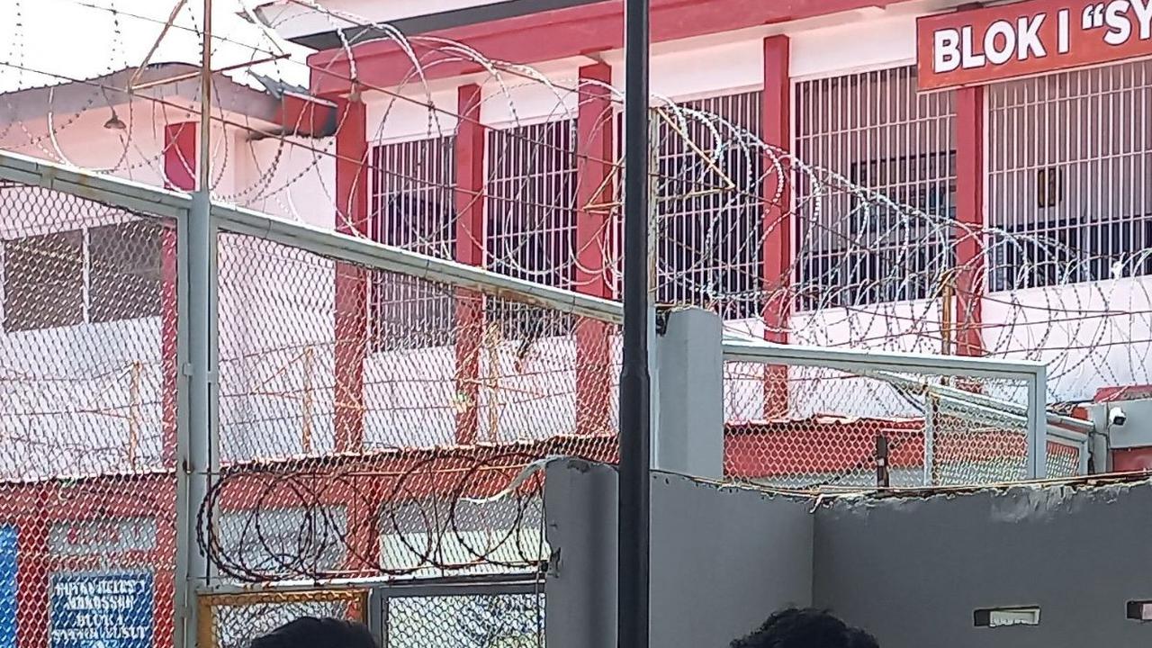 Carut Marut Pelaksanaan Pemilu di Makassar: Logistik Terlambat ke TPS hingga Kotak Suara Tak Tersegel