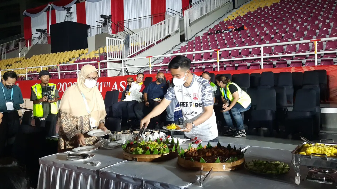 Ketua INASPOC Gibran Rakabuming Raka Potong Tumpeng