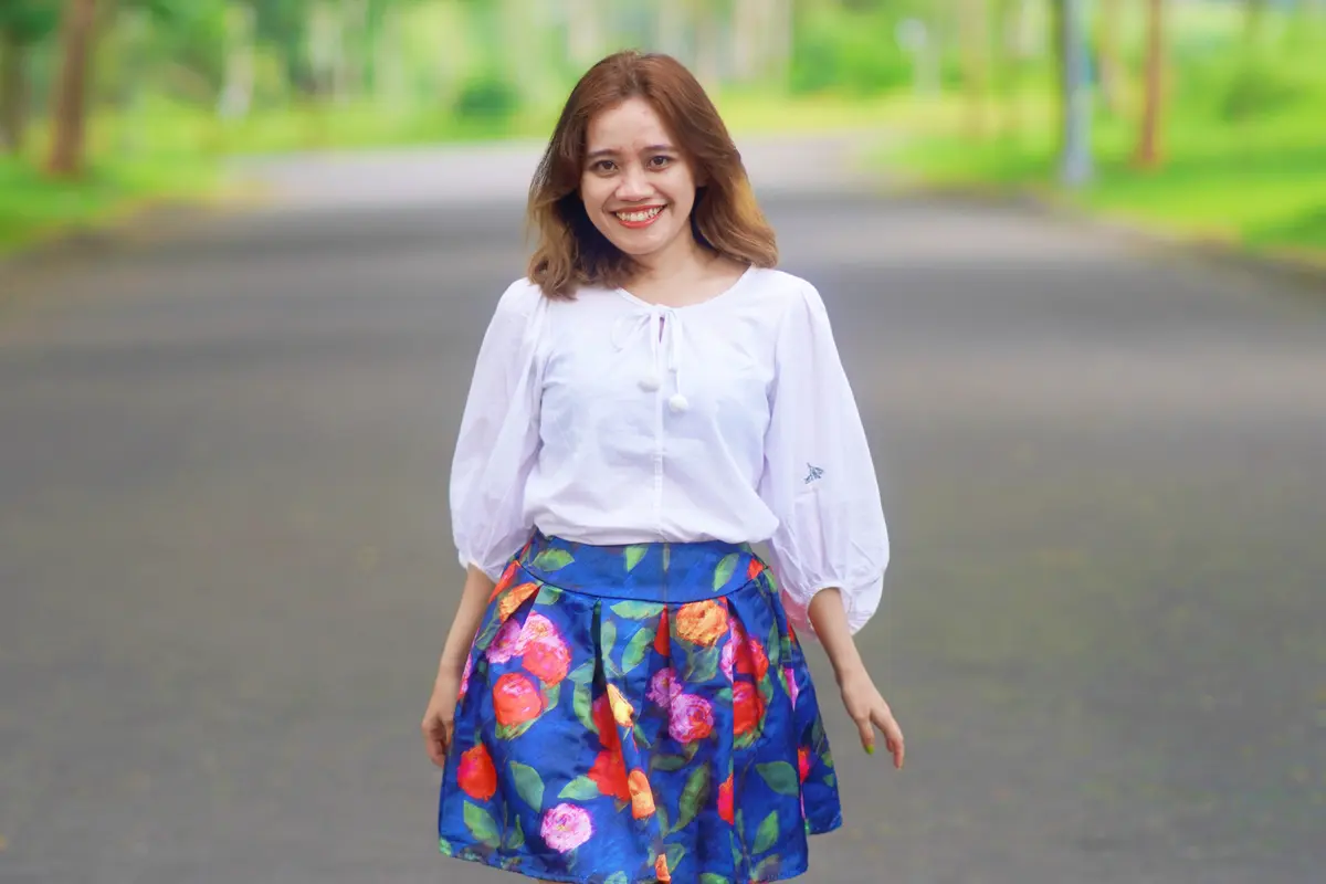 wanita januari tampak bahagia
