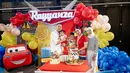 Nagita terlihat kenakan Short Sleeve Cardigan dari Gucci merah putih seharga Rp31 jutaan. Dipadu dengan celana jeans [@raffinagita1717]