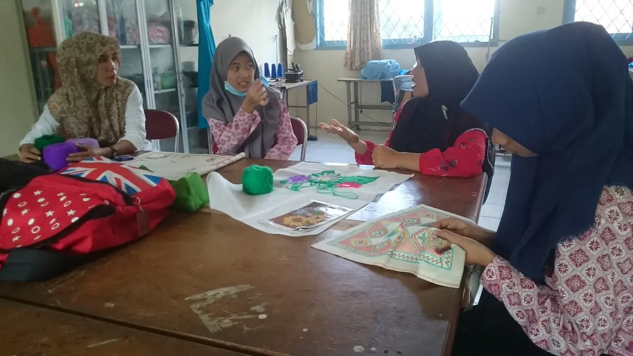 Siswa Tunarungu SLB Pembina Palembang mendapatkan pembinaan keterampilan (Liputan6.com/Nefri Inge)