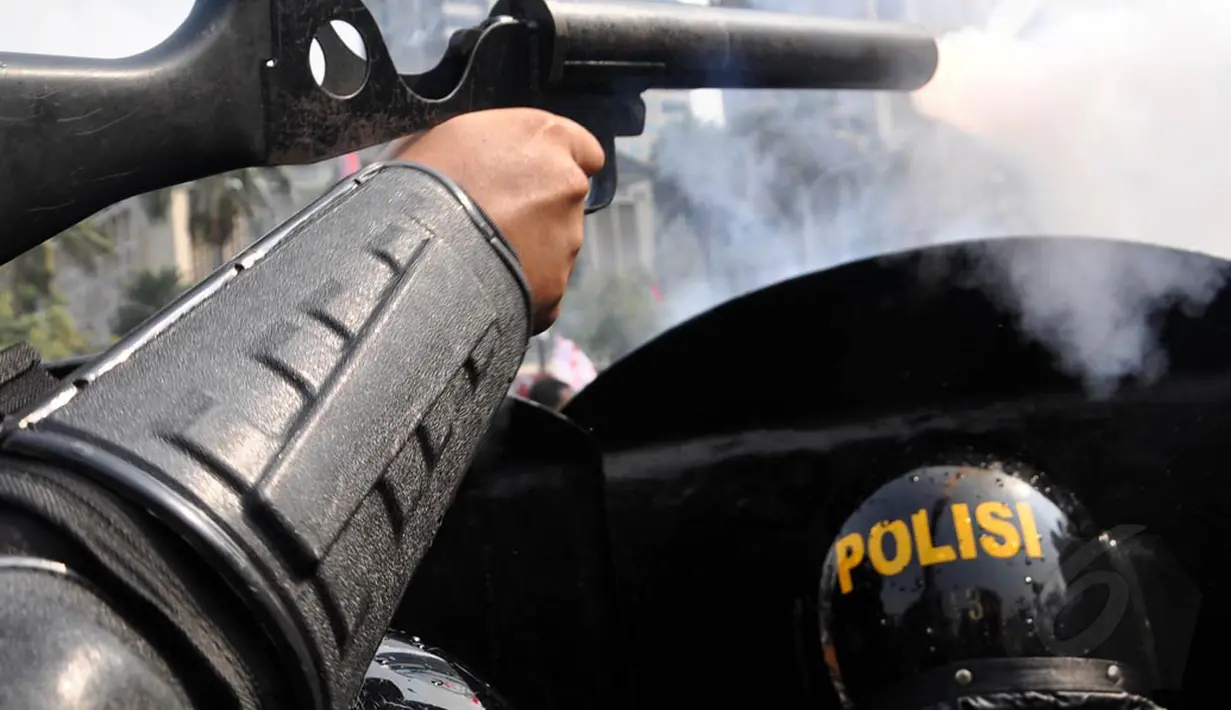Massa Prabowo yang semakin tak terkendali membuat aparat terpaksa menembakkan gas air mata, Jakarta, Kamis (21/8/2014) (Liputan6.com/Miftahul Hayat) 