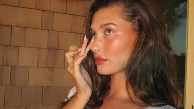 Bukan Pink, Tren Blonzer ala Hailey Bieber yang Bikin Wajah Merona Sekaligus Berdimensi