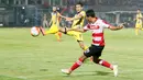 Pemain Madura United, Rendy Siregar (kanan) melepaskan umpan melewati pemain Persiba Balikpapan, Iqbal Samad pada laga Torabika SC 2016 di Stadion Gelora Bangkalan, Senin(13/6/2016).  (Bola.com/Nicklas Hanoatubun)