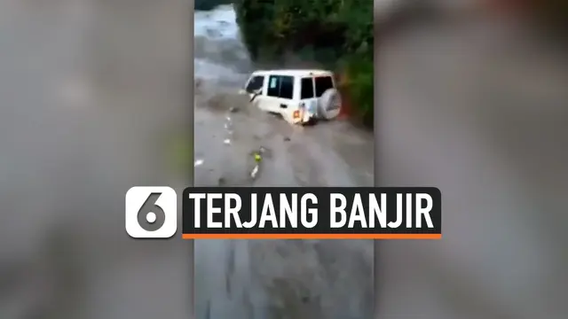 PRIA NEKAT TERJANG BANJIR, ISTRI DAN ANAK TEWAS TERBAWA ARUS