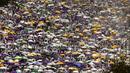 <p>Akibat suhu ekstrem tersebut, jutaan peserta haji menggunakan payung dan bahkan sering mengguyur kepala mereka dengan menggunakan air. (AP Photo/Amr Nabil)</p>