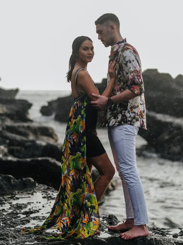 7 Prewedding Valerie Krasnadewi dan Kekasih di Pinggir Pantai Ini Curi Perhatian