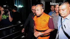  Patrialis Akbar menyatakan mundur sebagai hakim Mahkamah Konstitusi (MK) karena ditangkap KPK atas dugaan menerima suap. Pemerintah pun langsung mempercepat pembentukan panitia seleksi hakim MK untuk menggantikan Patrialis Akbar.