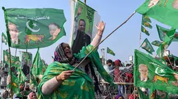 Pendukung Nawaz Sharif melambaikan bendera partai dalam sebuah rapat umum kampanye pemilihan umum di Hafizabad, provinsi Punjab, pada 18 Januari 2024. (Arif ALI/AFP)