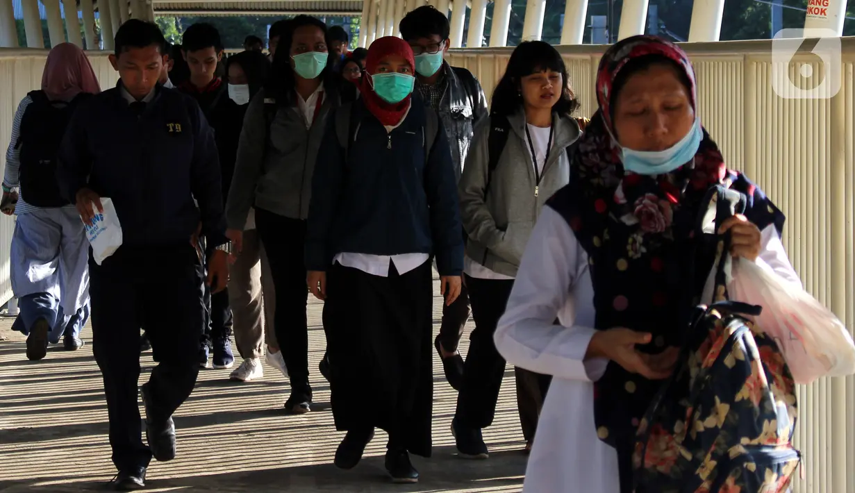 Warga beraktivitas menggunakan masker di kawasan Stasiun Palmerah, Jakarta, Sealasa (3/3/2020). Presiden Joko Widodo atau Jokowi mengimbau warga waspada terhadap virus corona atau COVID-19 dengan hidup higienis serta menjaga imunitas tubuh. (Liputan6.com/Johan Tallo)