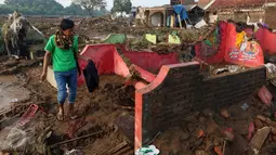 Sisa puing bangunan rumah yang diterjang banjir bandang di Kampung Cimacan, Kecamatan Tarogong, Kabupaten Garut, Kamis (22/9). Berdasarkan data sementara Basarnas Jabar, 23 orang tewas, belasan hilang dan 59 orang luka-luka. (Liputan6.com/Johan Tallo)