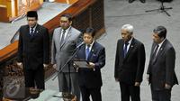 Ketua DPR Setya Novanto (Tengah) bersama sejumlah Wakil Ketua DPR saat Rapat Paripurna ke-13 Masa Persidangan II tahun 2015-2016 di Komplek Parlemen, Jakarta, Selasa (15/12/2015 ). (Liputan6.com/Johan Tallo)