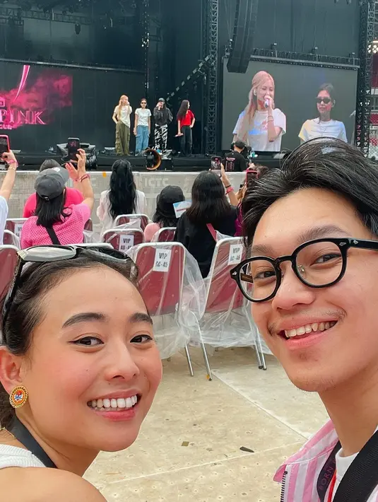 Nonton bareng kekasihnya, Dhika Himawan, Brandom Salim bagikan momen nonton Blackpink hari pertama dari mulai Blackpink check sound sampai konser dimulai. Kenakan outfit tema putih dan merah muda, pasangan ini tampil kompak. Selain salah fokus dengan Jisoo, Jennie, Rose dan Lisa yang sedang latihan di panggung, tak sedikit pula warganet yang salfok dengan wajah Brandon dan Dhika Himawan yang mirip. (Liputan6.com/IG/@brandonsalim)