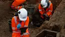 Arkeolog mendata kerangka dalam peti mati saat penggalian pemakaman di bawah St James Gardens, London, Inggris, Kamis (1/11). Mereka telah menemukan 1.200 dari sekitar 40.000 kerangka yang diyakini berada di bawah St James Gardens. (ADRIAN DENNIS/AFP)