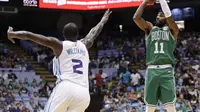 Aksi Pemain Celtics Kyrie Irving (no 11) saat melawan Hornets (AP)