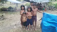 Semlah anak-anak orang rimba di tempat tinggal mereka di pedalaman Merangin, Jambi, Jumat (21/2/2020). Anak-anak orang rimba kini lebih rentan sakit. (Liputan6.com / Gresi Plasmanto)