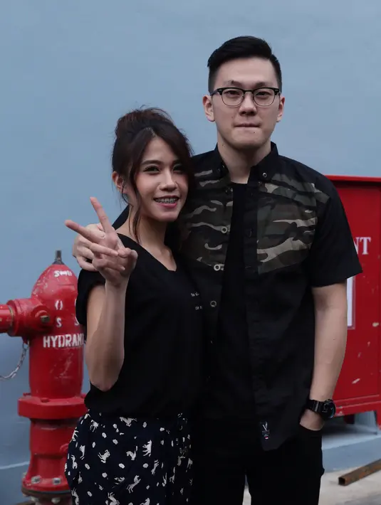 Mereka pun Nampak masih malu-malu didepan awak media namun mereka terlihat sangat mesra dan kompak saat di wawancarai di suatu acara. (Andy Masela/Bintang.com)